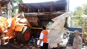 Bombeiros simulam resgate de vítimas sob escombros